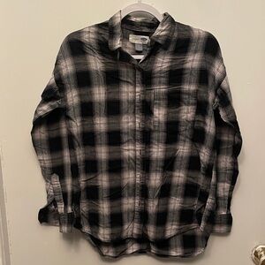 100% cotton Old Navy Boyfriend Women's Black and White Plaid Button-Down Shirt
